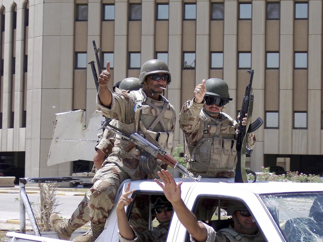 différents soldats s'occupent des affaires personnelles photo