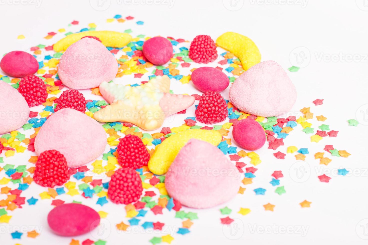 Haut vue de une bol plein de coloré bonbons sur une blanc couverture et  ancien bois avec certains épars autour 27598074 Photo de stock chez Vecteezy