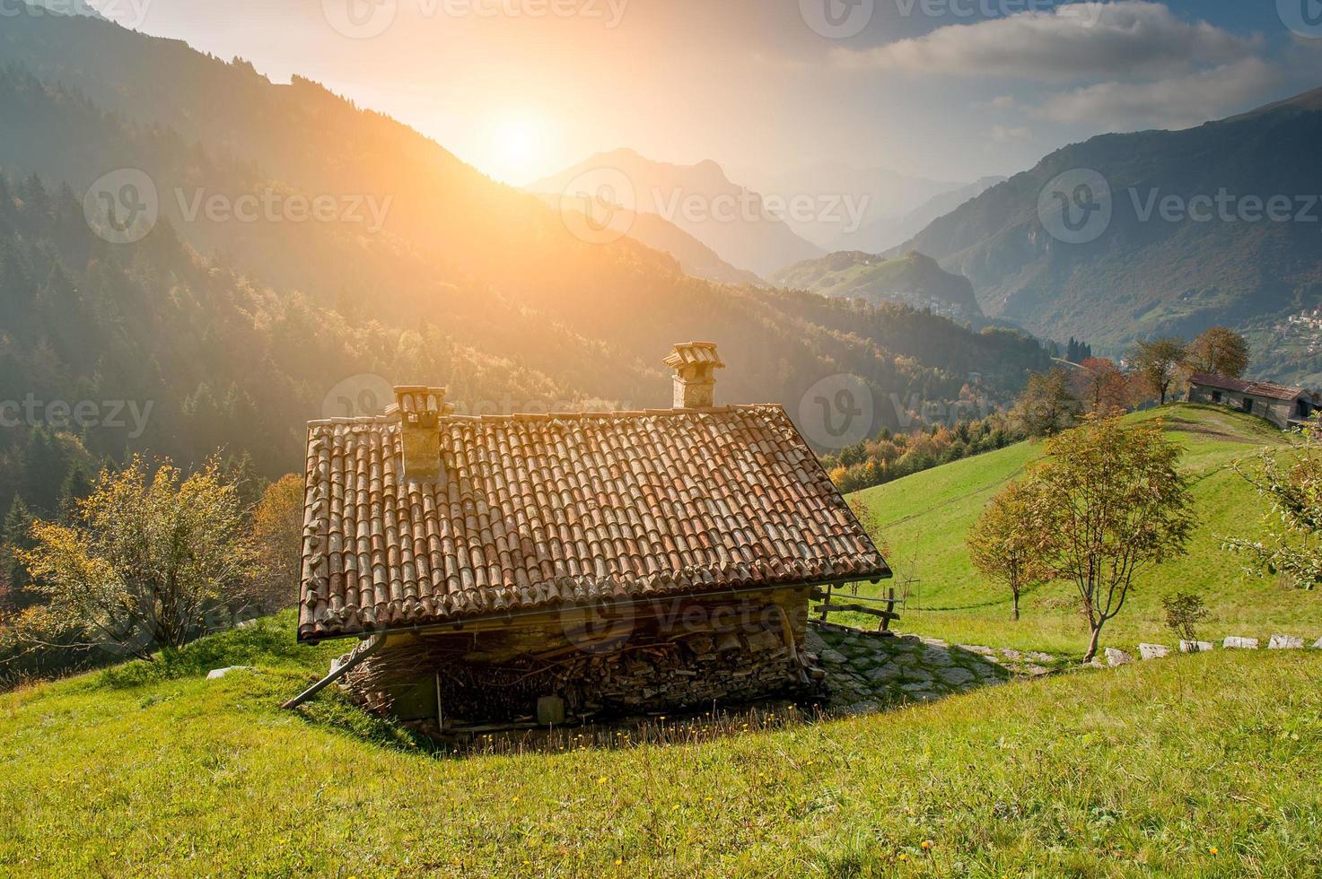 ancienne chaumière surplombant la vallée photo