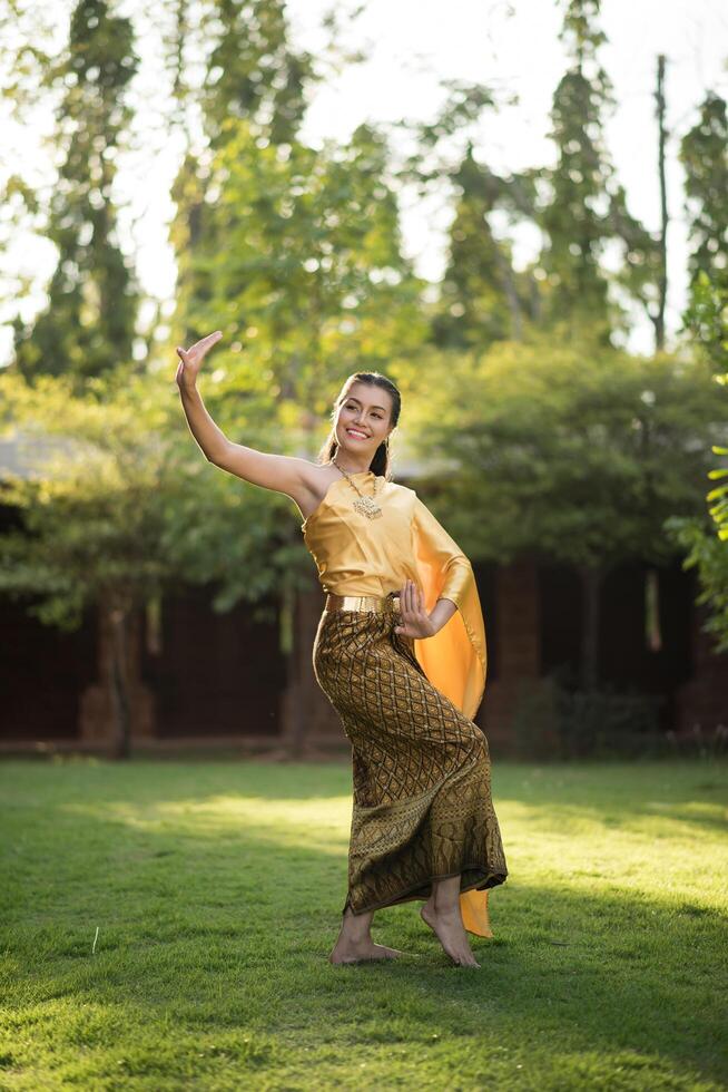 belle femme vêtue d'une robe thaïlandaise typique photo