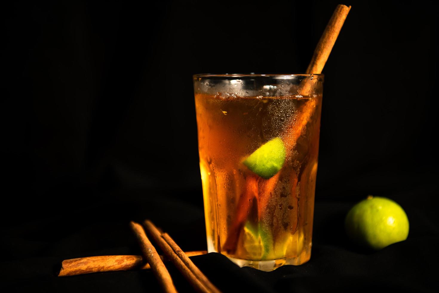 des jus de fruits rafraîchissants, quand boire aide à être en bonne santé. photo