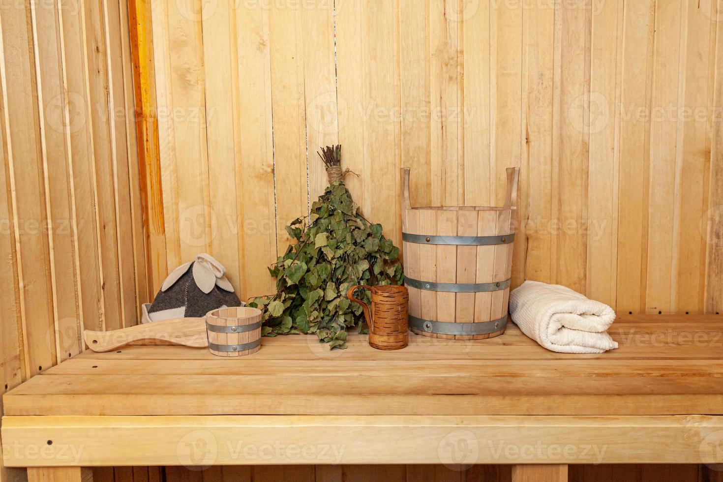 Détails Intérieurs Sauna Finlandais Hammam Avec Sauna Traditionnel  Accessoires Bassin Bouleau Balai Scoop Chapeau De Feutre Serviette. ancien  concept de spa de bain traditionnel russe. Détendez-vous le concept de bain  de village