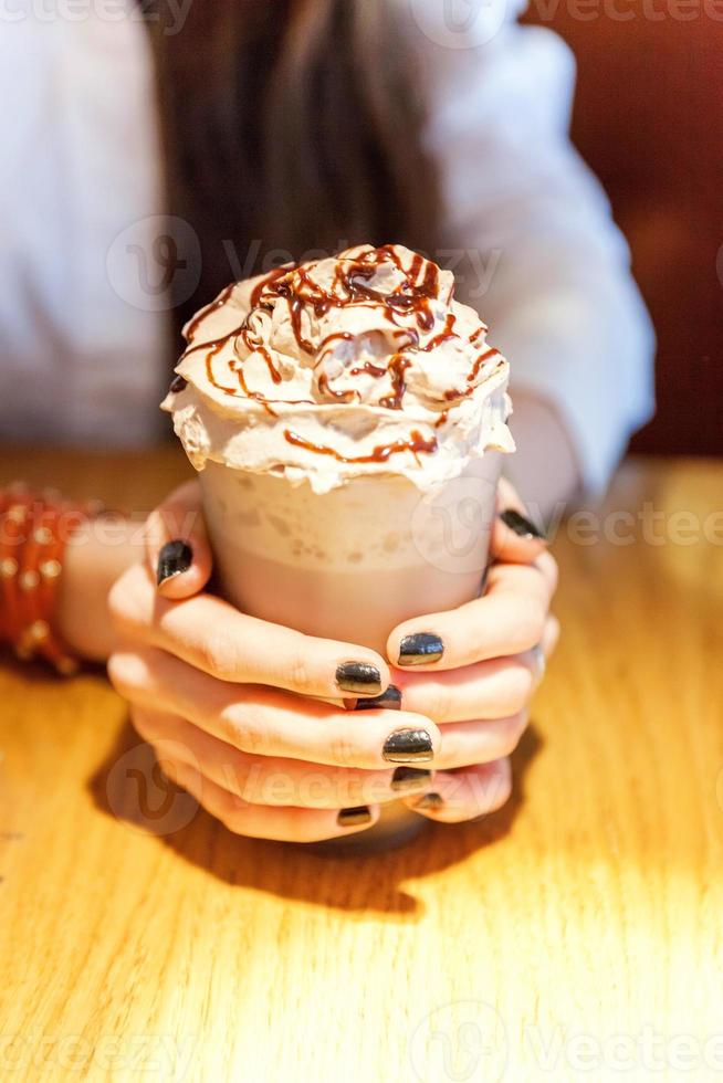 latte macchiato dans un grand verre en gros plan photo