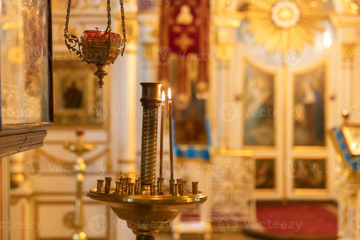 église orthodoxe. christianisme. décoration intérieure festive avec bougies allumées et icône dans l'église orthodoxe traditionnelle la veille de pâques ou de noël. religion foi prier symbole. photo