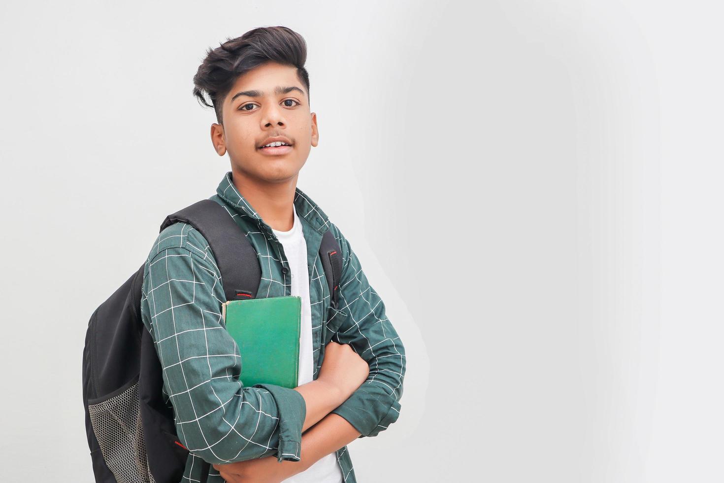 jeune étudiant indien tenant un journal à la main. photo