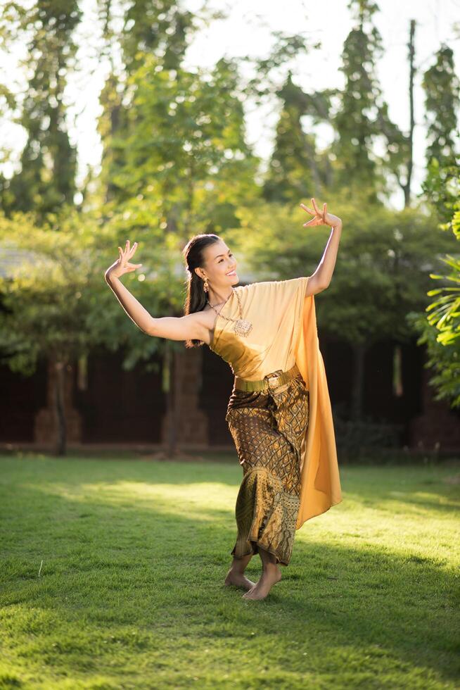 belle femme vêtue d'une robe thaïlandaise typique photo