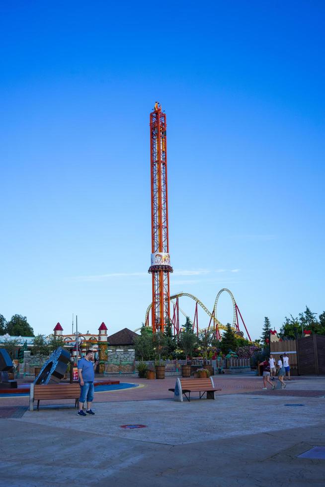 sotchi, russie-19 juin 2018-paysage avec vue sur un parc d'attractions. photo