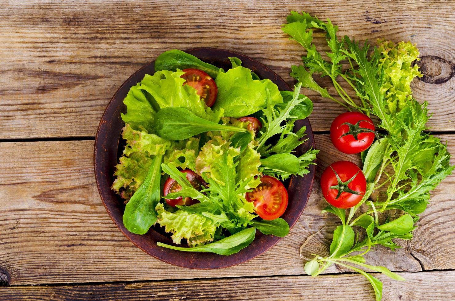 salade juteuse fraîche aux tomates, concept de mode de vie sain, concept de perte de poids. photo