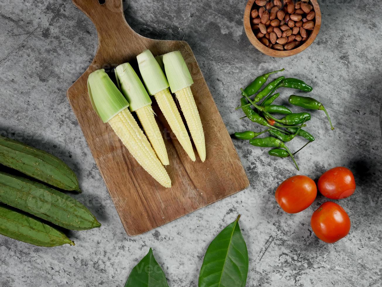 vue de dessus des recettes de légumes, tomates, maïs miniatures, haricots et poivre de Cayenne. photo