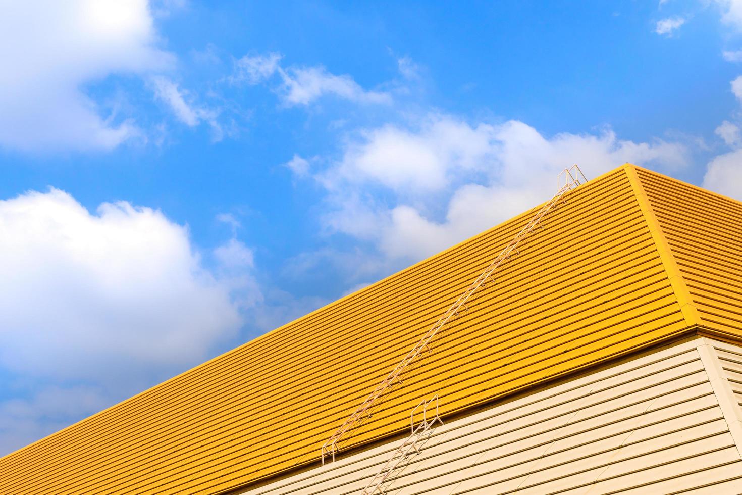 toit sur fond jaune de ciel bleu. photo