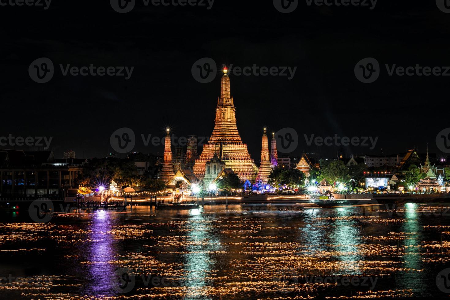 festival loy krathong dans la rivière chao phraya, wat arun bangkok thaïlande. photo