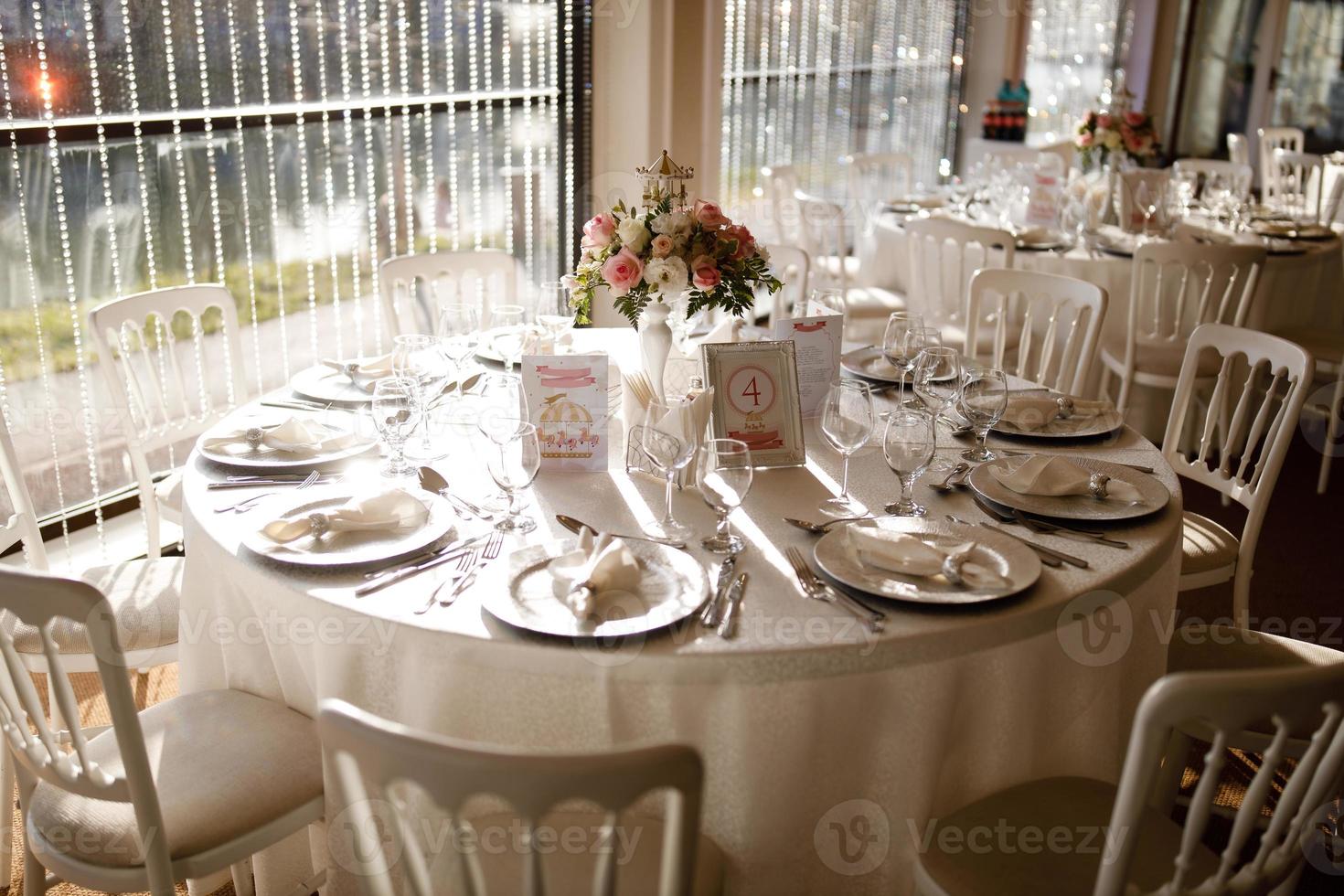 décor de table de mariage ou de baptême du lieu de l'événement photo