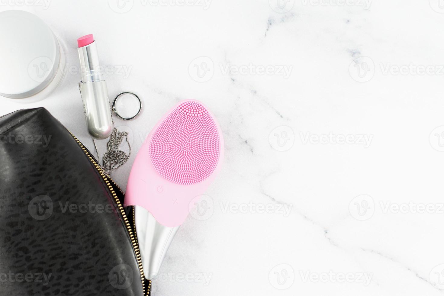 brosse faciale sonique avec autre traitement quotidien du visage, style de vie, espace de copie photo