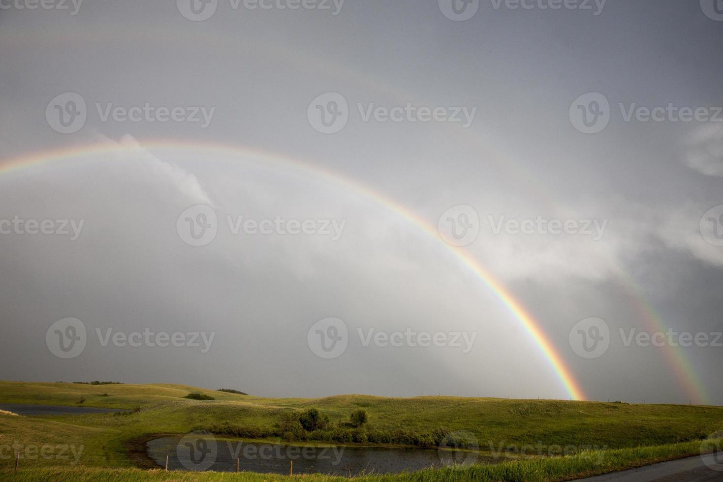 nuages d'orage arc-en-ciel de la saskatchewan photo