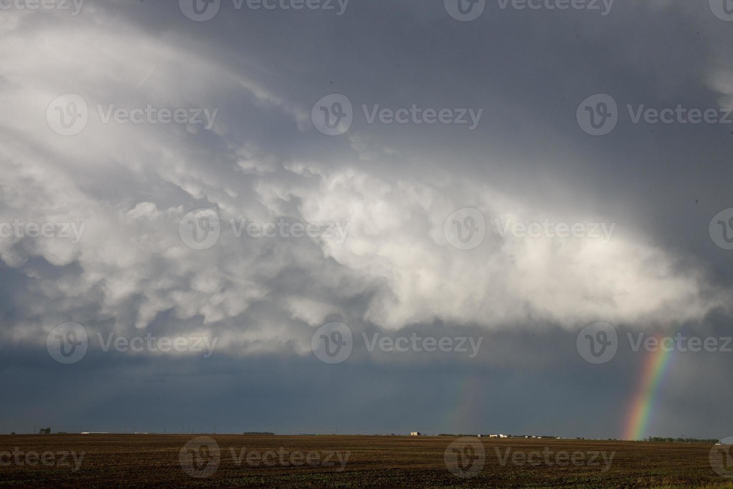 nuages d'orage arc-en-ciel de la saskatchewan photo