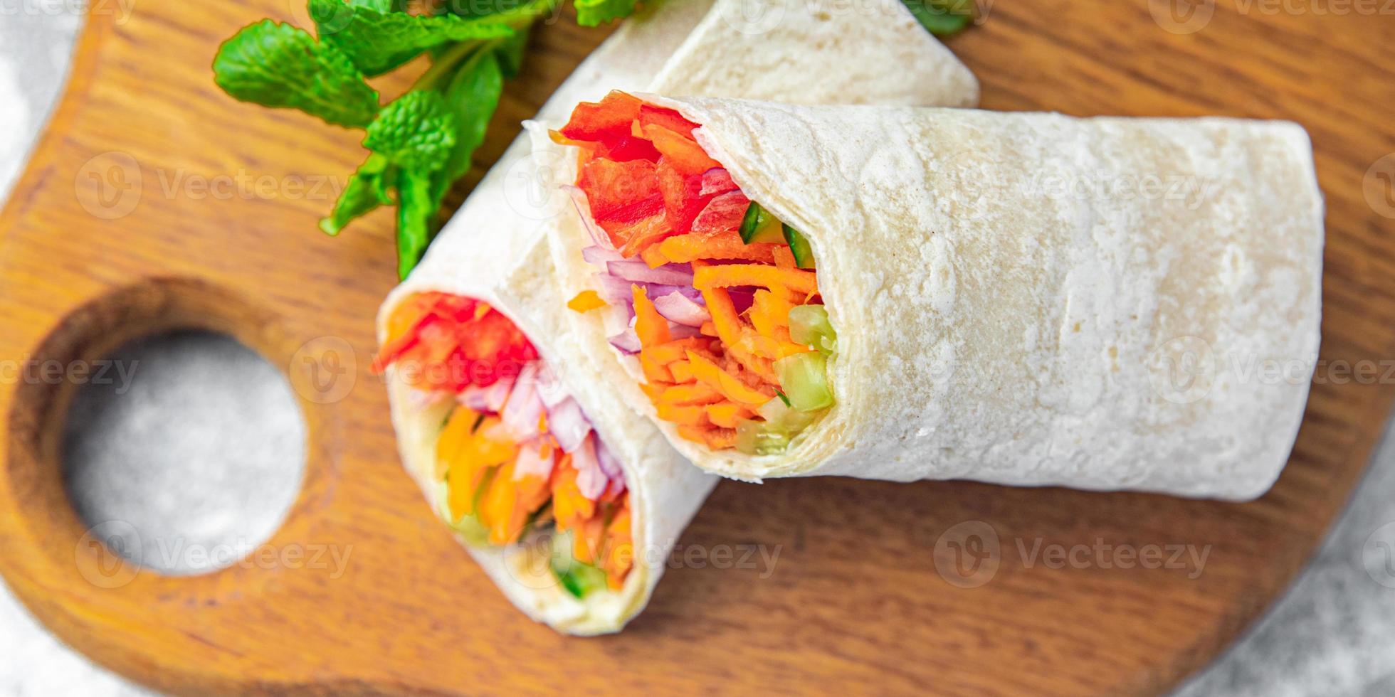 doner kebab shawarma aux légumes burrito remplissage pita végétarien végétarien photo