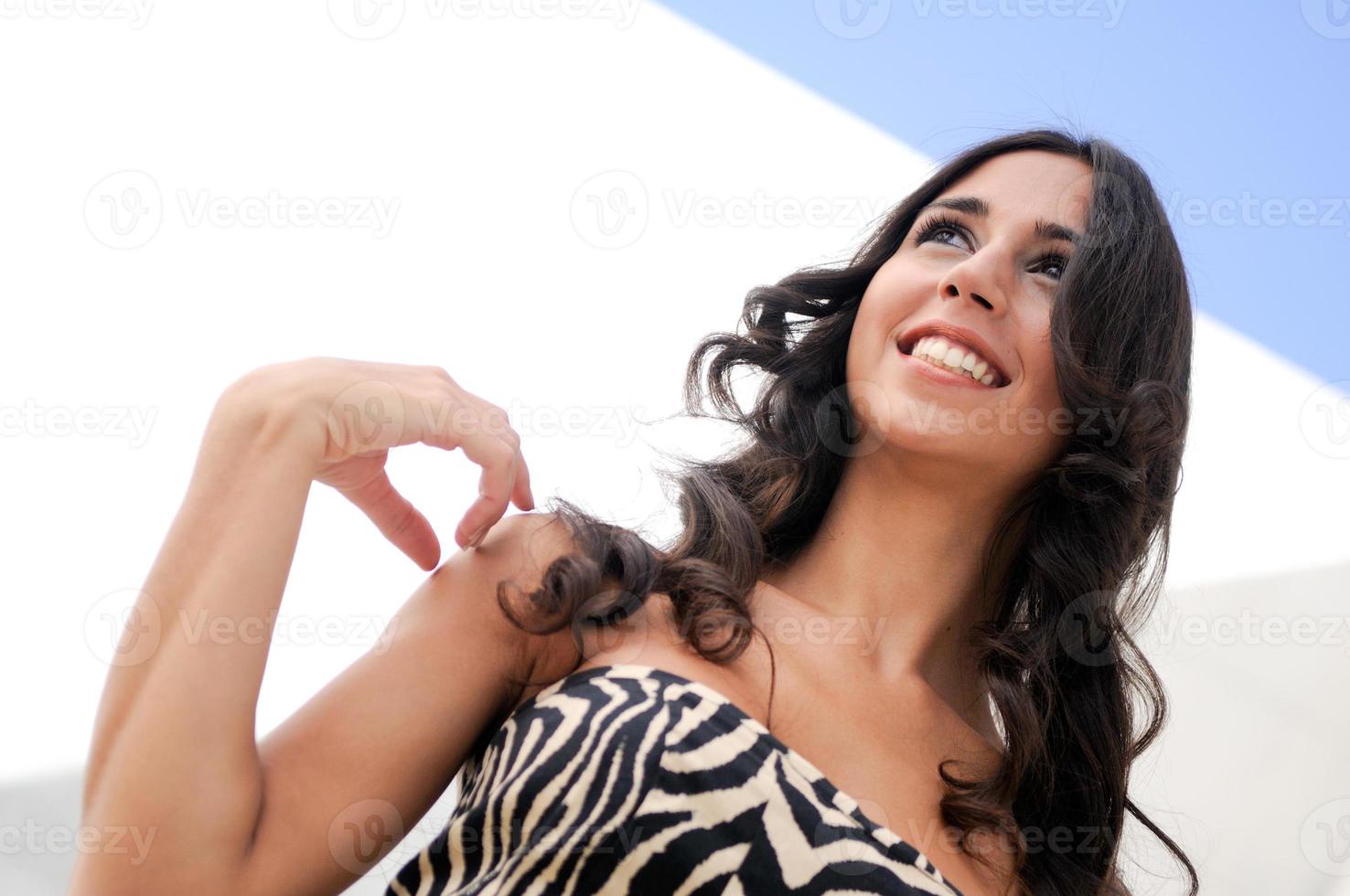 modèle féminin à la mode souriant photo