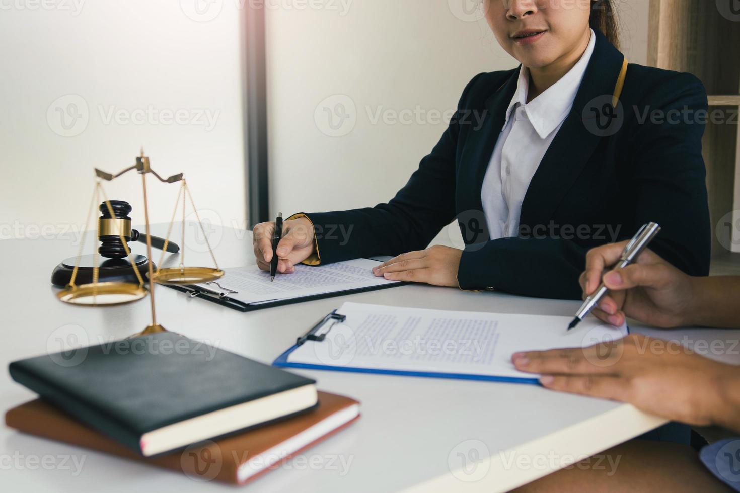 avocat d'affaires conseille actuellement le procès du client au bureau de l'avocat. photo