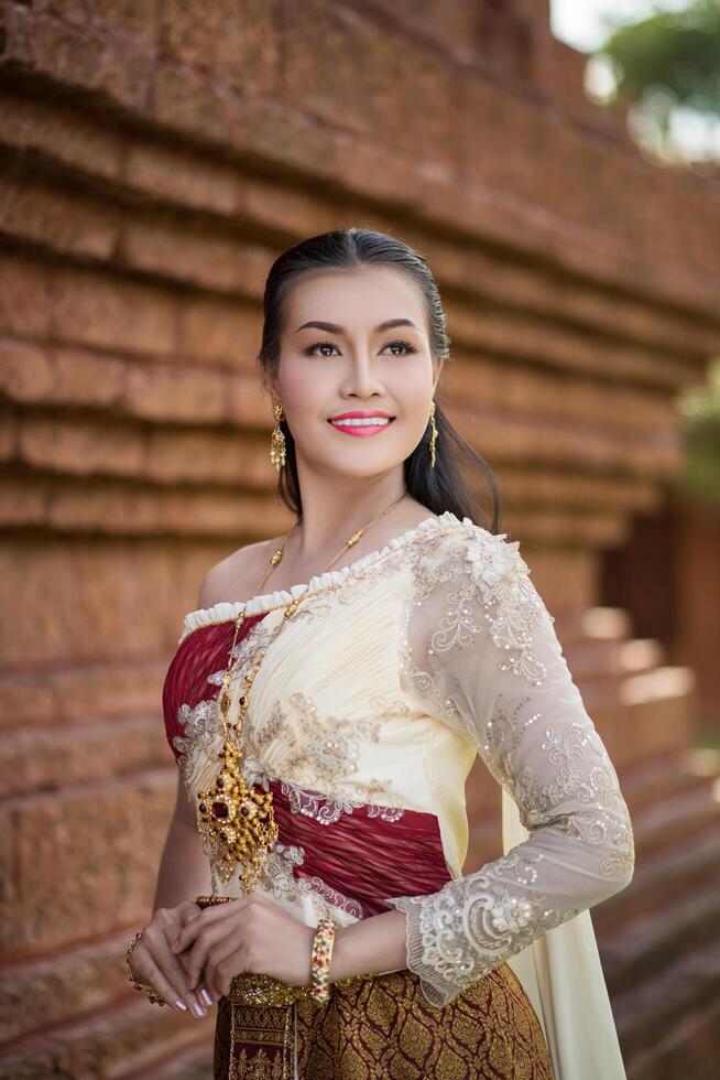 belle femme vêtue d'une robe thaïlandaise typique photo