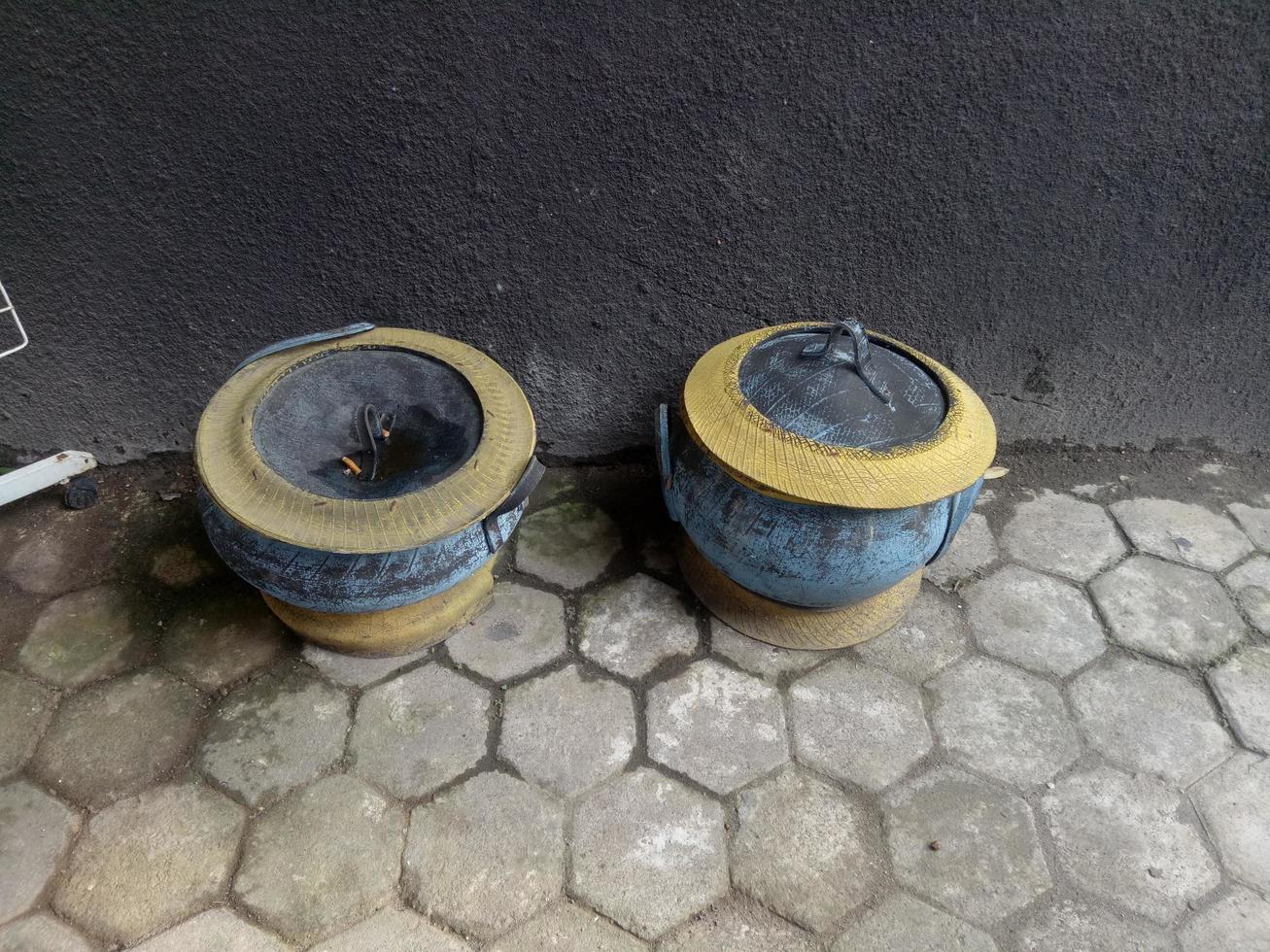 deux poubelles fabriquées à partir de vieux pneus en caoutchouc photo