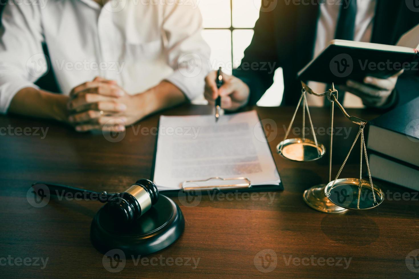 l'avocat a expliqué au client les questions juridiques qui doivent être portées devant le tribunal au bureau. photo