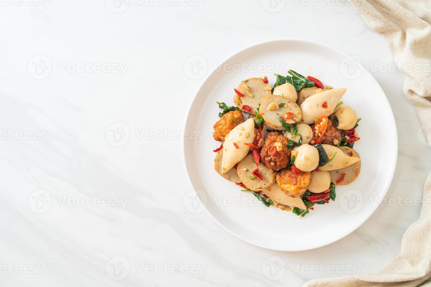 boulettes de poisson sautées épicées photo