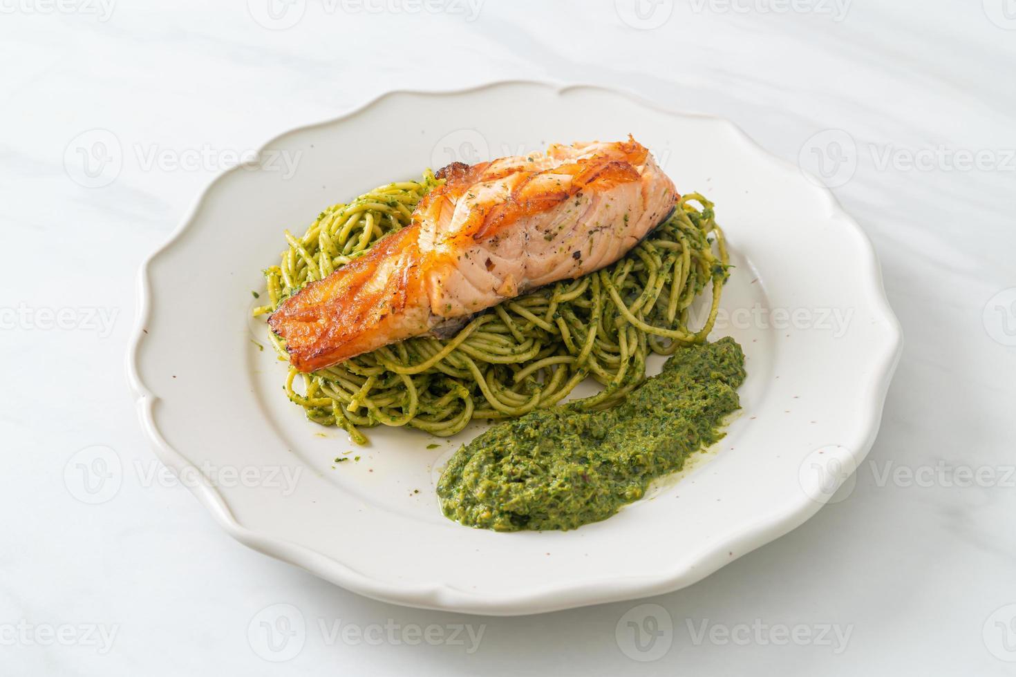 pesto de spaghettis au saumon grillé photo