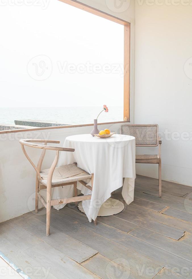 belle et vide table et chaise minimales sur la fenêtre latérale photo