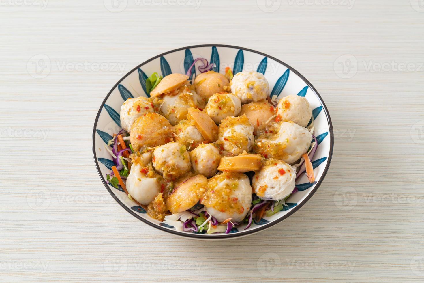 salade épicée aux boulettes de viande et boulettes de poisson photo