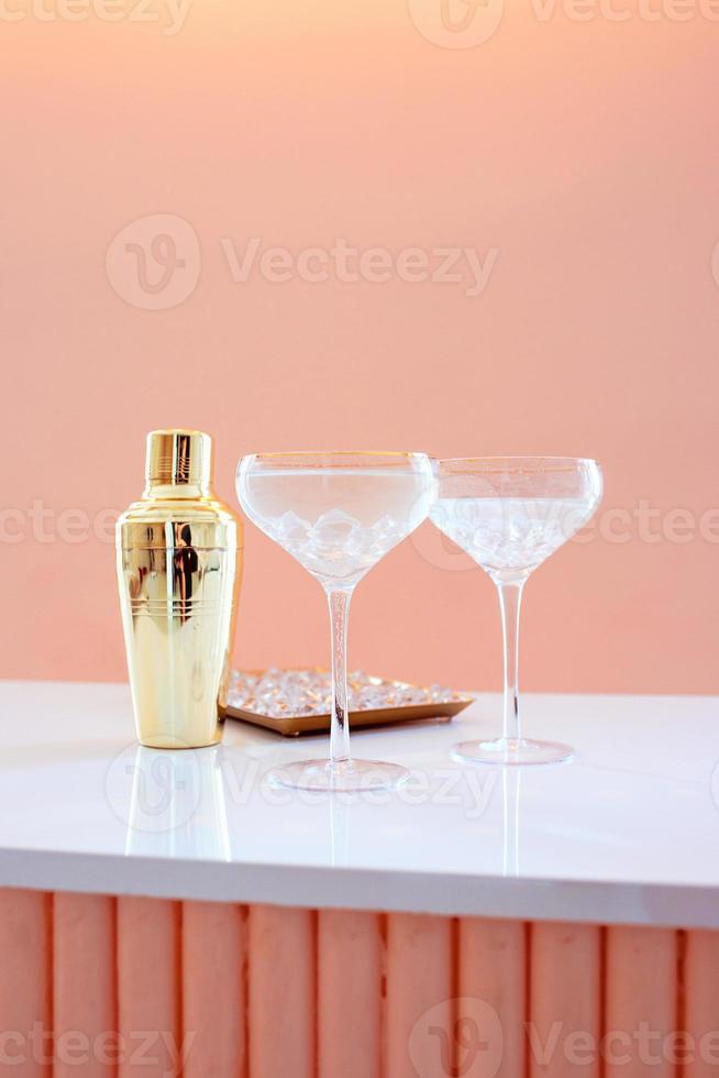 shaker doré, carafe en verre, verres élégants avec cocktail et