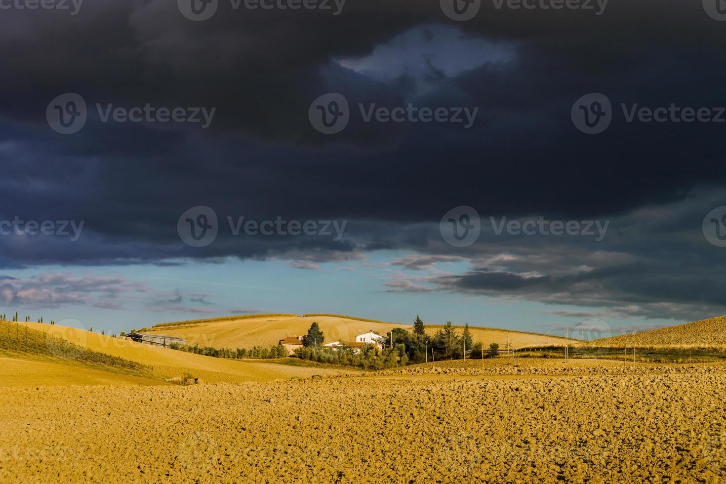 villa en italie, ancienne ferme dans les vagues des champs et des collines toscanes photo