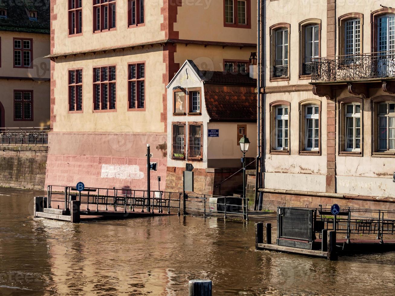 une petite inondation à strasbourg. l'eau a monté dans la rivière ile après les pluies. photo