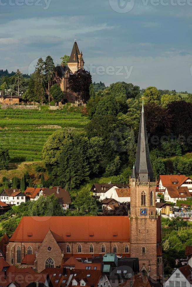 vue sur le paysage coloré du petit village de kappelrodeck photo