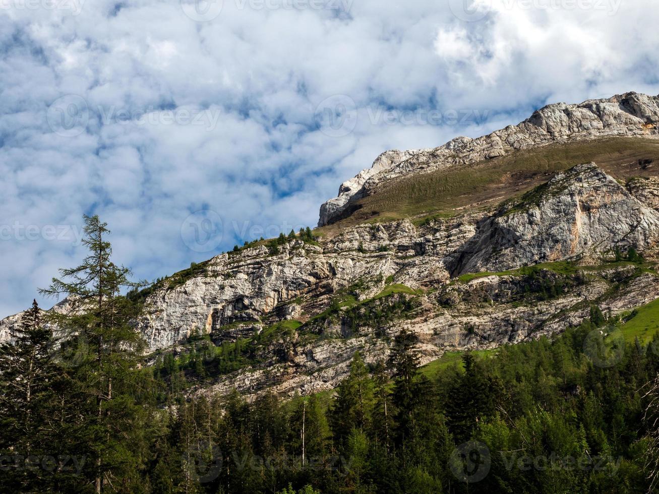 de terribles rochers sans vie, un glacier dans les alpes, des nuages et du brouillard répandus sur les sommets des montagnes photo