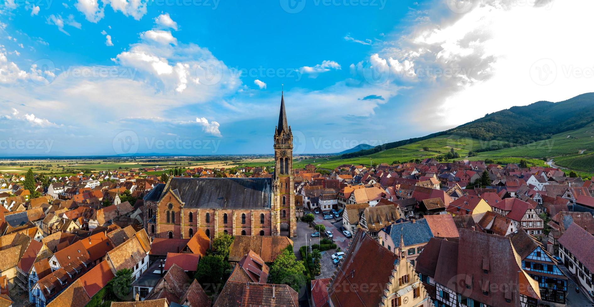 drone aérien vue panoramique du village dambach-la-ville en alsace. photo