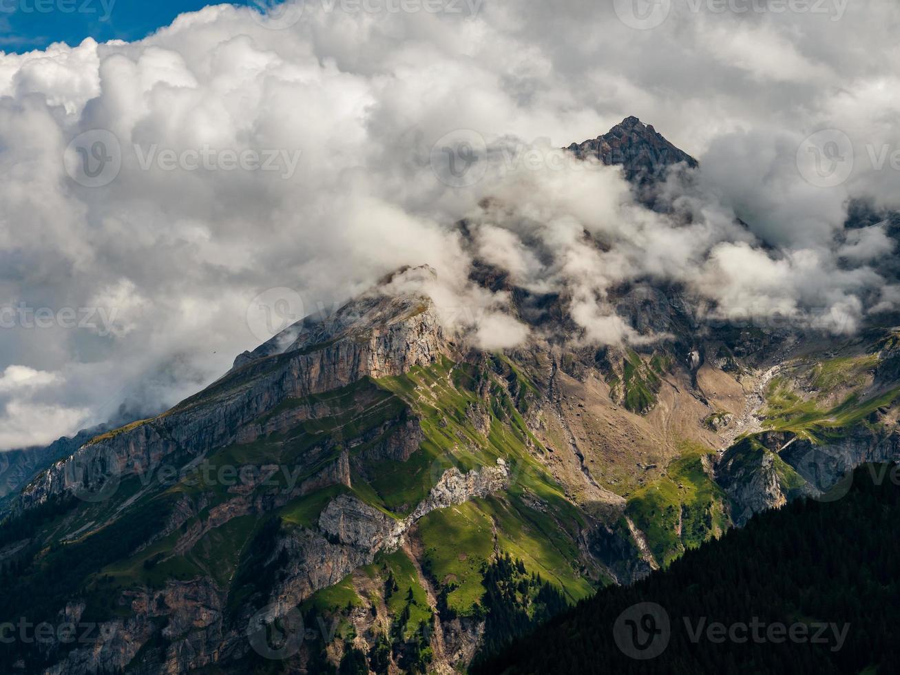 de terribles rochers sans vie, un glacier dans les alpes, des nuages et du brouillard répandus sur les sommets des montagnes photo