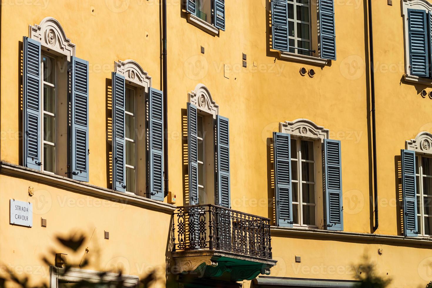 paysage urbain italien lumineux et coloré. rues ensoleillées. maisons colorées. chaud et confortable. photo