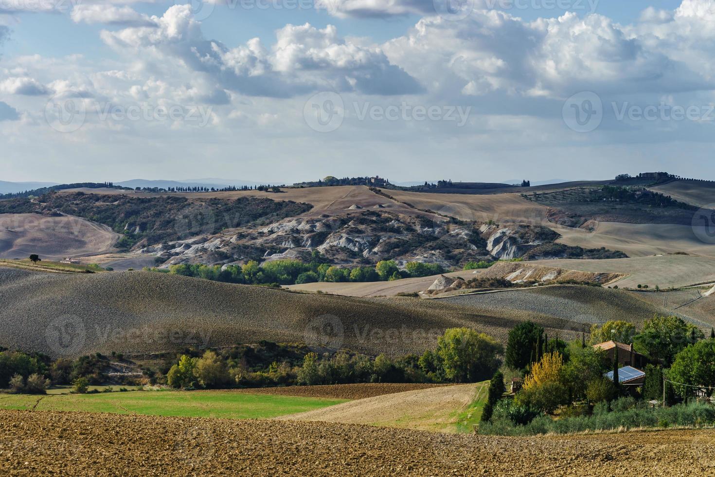 villa en italie, ancienne ferme dans les vagues des champs et des collines toscanes photo