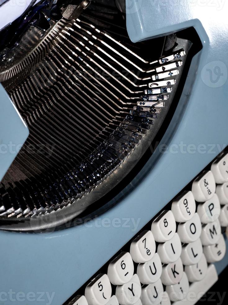 machine à écrire vintage, écrivain ou outil d'auteur, inspiration et créativité. sur fond noir. photo