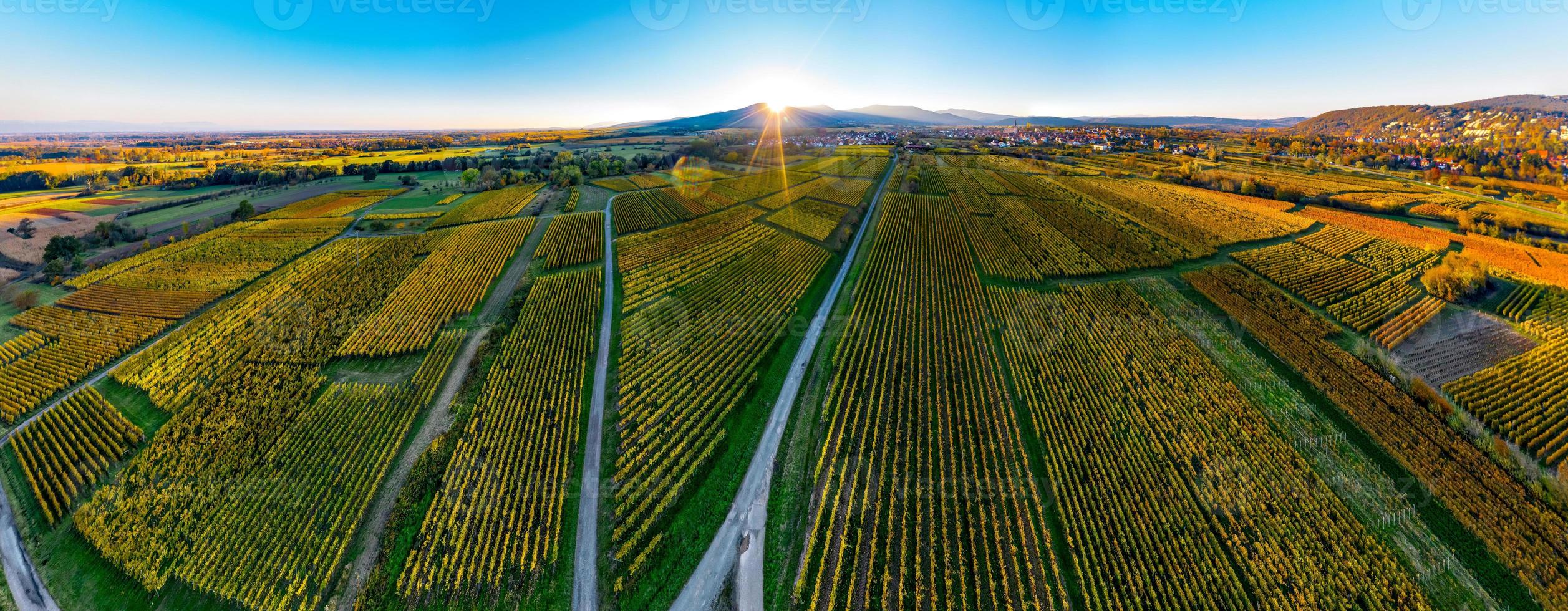 un drone s'élève au-dessus d'une vallée multicolore des vosges. le coucher du soleil. photo