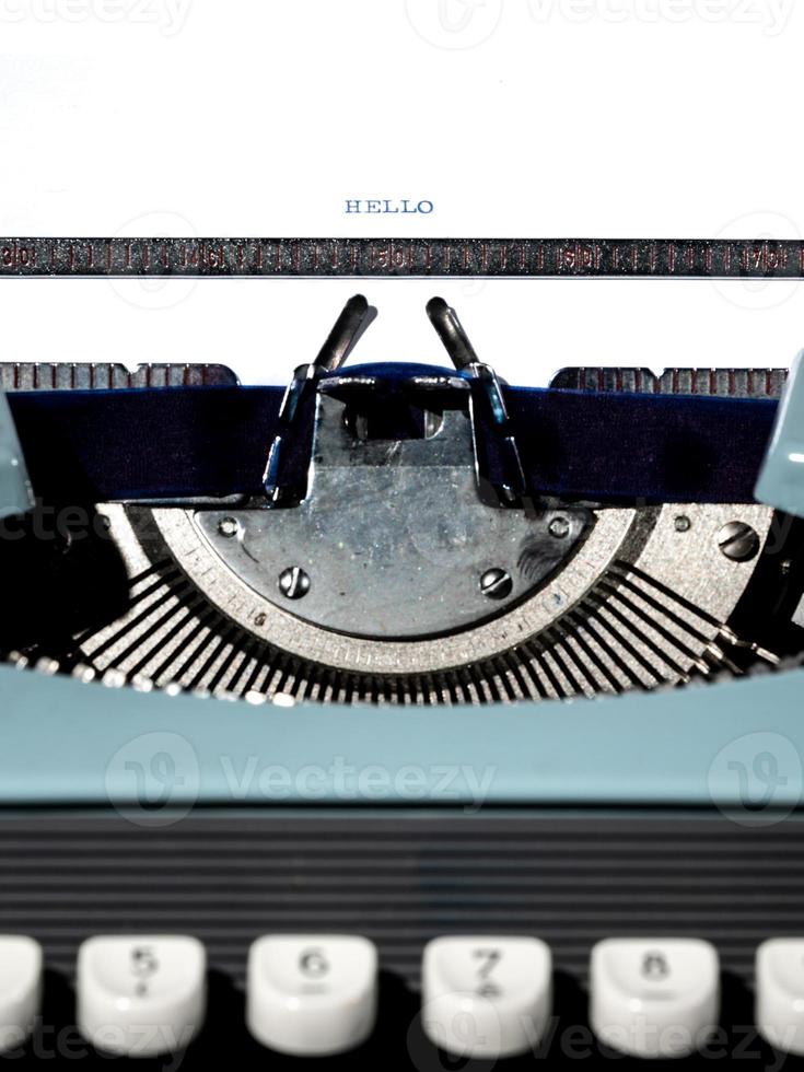 machine à écrire vintage, écrivain ou outil d'auteur, inspiration et créativité. sur fond noir. photo
