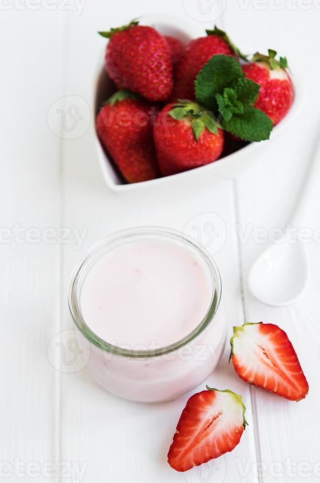 pot de yaourt à la fraise photo