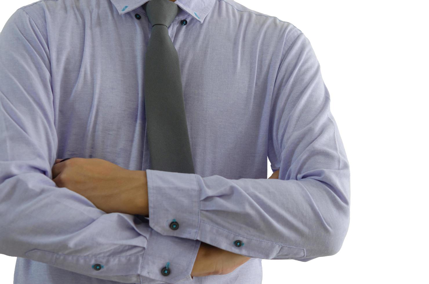 homme d'affaires debout avec les bras croisés sur un fond blanc. photo