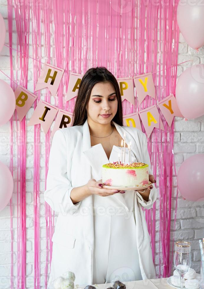belle femme célébrant la fête d'anniversaire tenant un gâteau photo