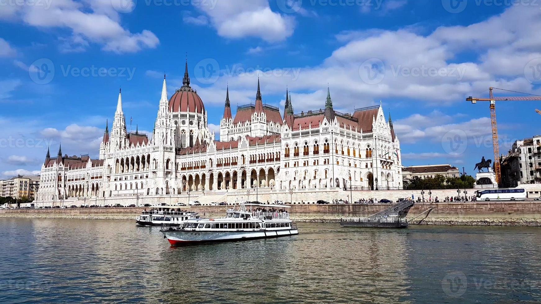 le parlement à budapest lors d'une promenade en bateau le long du danube. photo