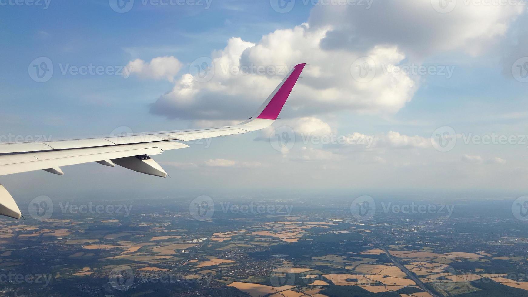 images aériennes de la fenêtre d'un avion wizzair. 15. 09. 2019, Royaume-Uni. photo