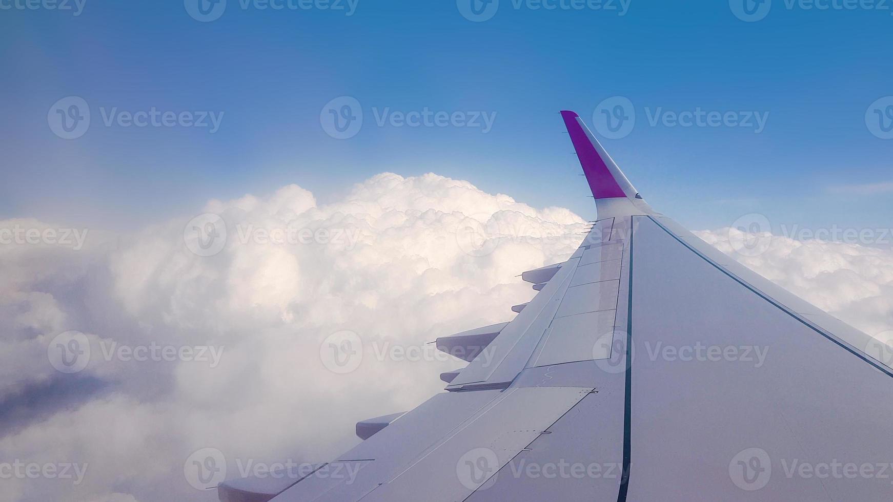 volant au-dessus des nuages. vue depuis la fenêtre du passager de l'avion avec nuages et horizon d'horizon. photo