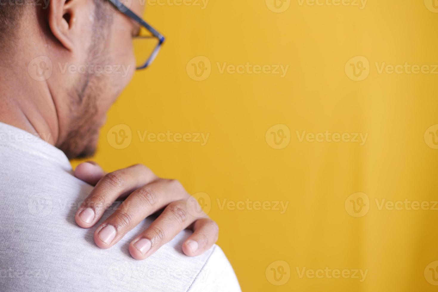 homme souffrant de douleurs au cou ou à l'épaule à la maison. photo