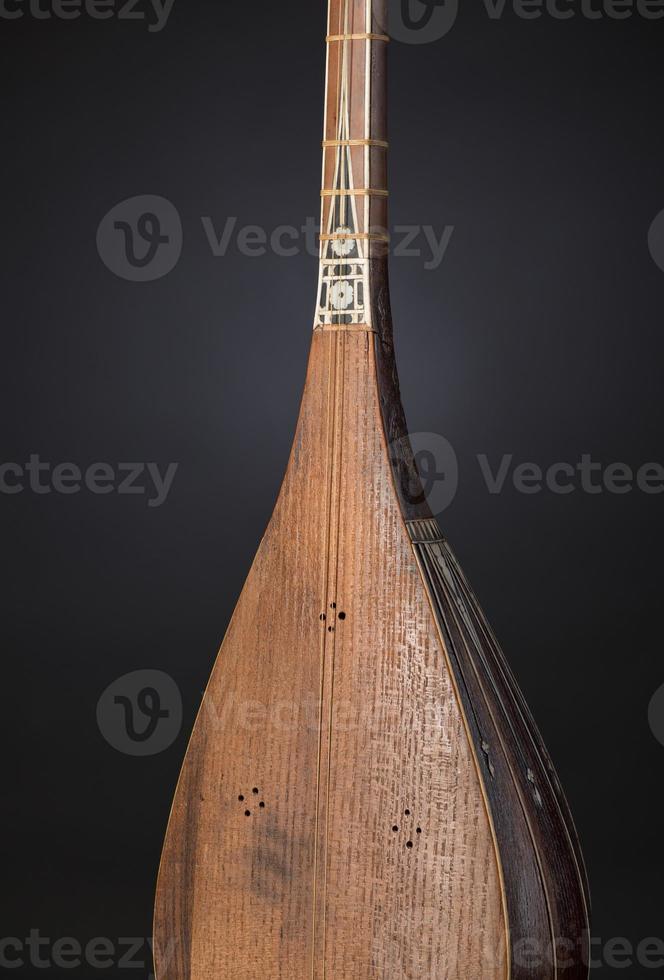 Instrument de musique à cordes asiatique ancienne partie sur fond noir avec rétro-éclairage photo