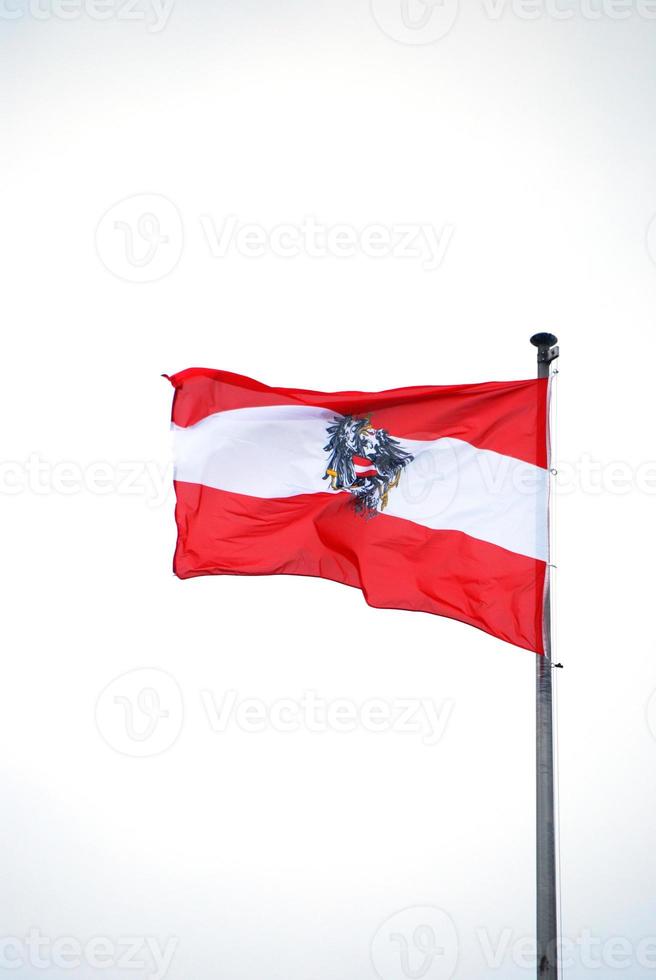 drapeau autrichien à vienne avec du blanc photo